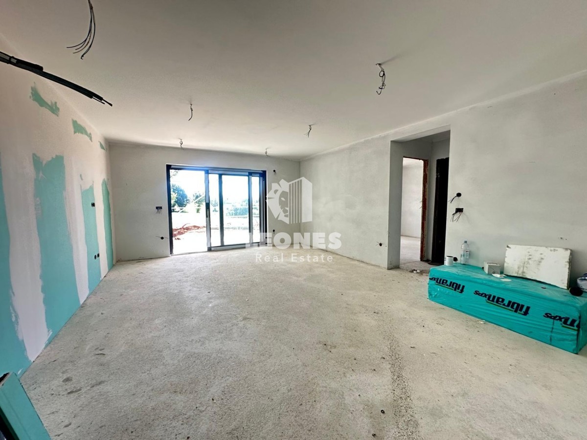 Appartamento di nuova costruzione con cortile e ampia terrazza coperta a Cittanova