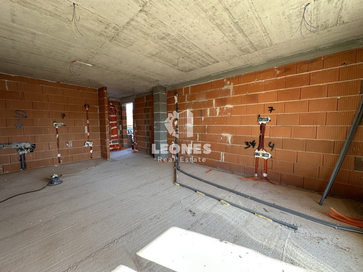 Appartamento di nuova costruzione con cortile e ampia terrazza coperta a Cittanova