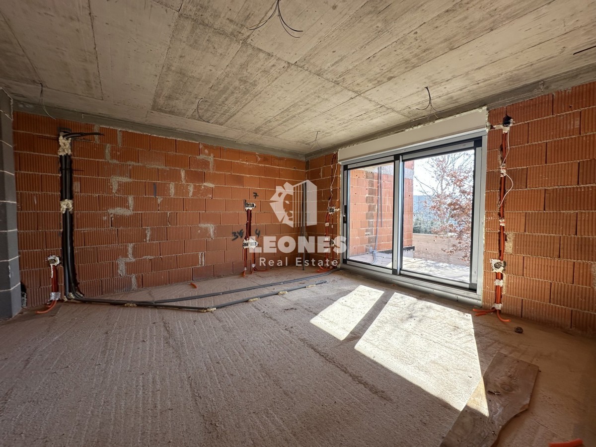 Appartamento di nuova costruzione con cortile e ampia terrazza coperta a Cittanova
