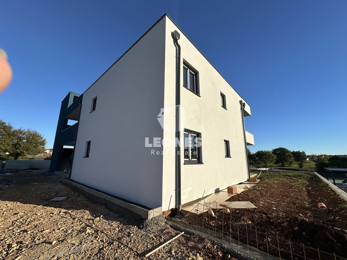 Appartamento di nuova costruzione con cortile e ampia terrazza coperta a Cittanova