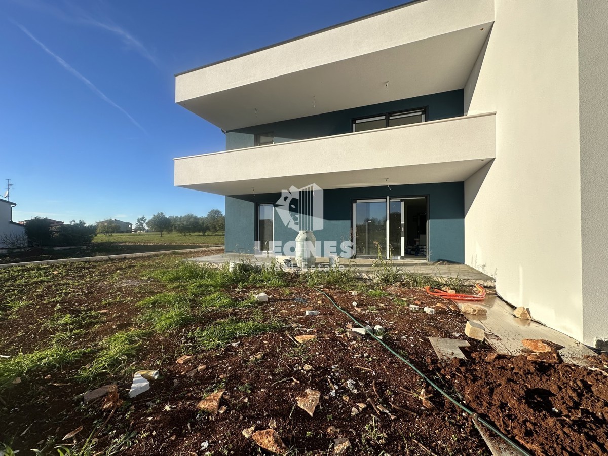 Appartamento di nuova costruzione con cortile e ampia terrazza coperta a Cittanova