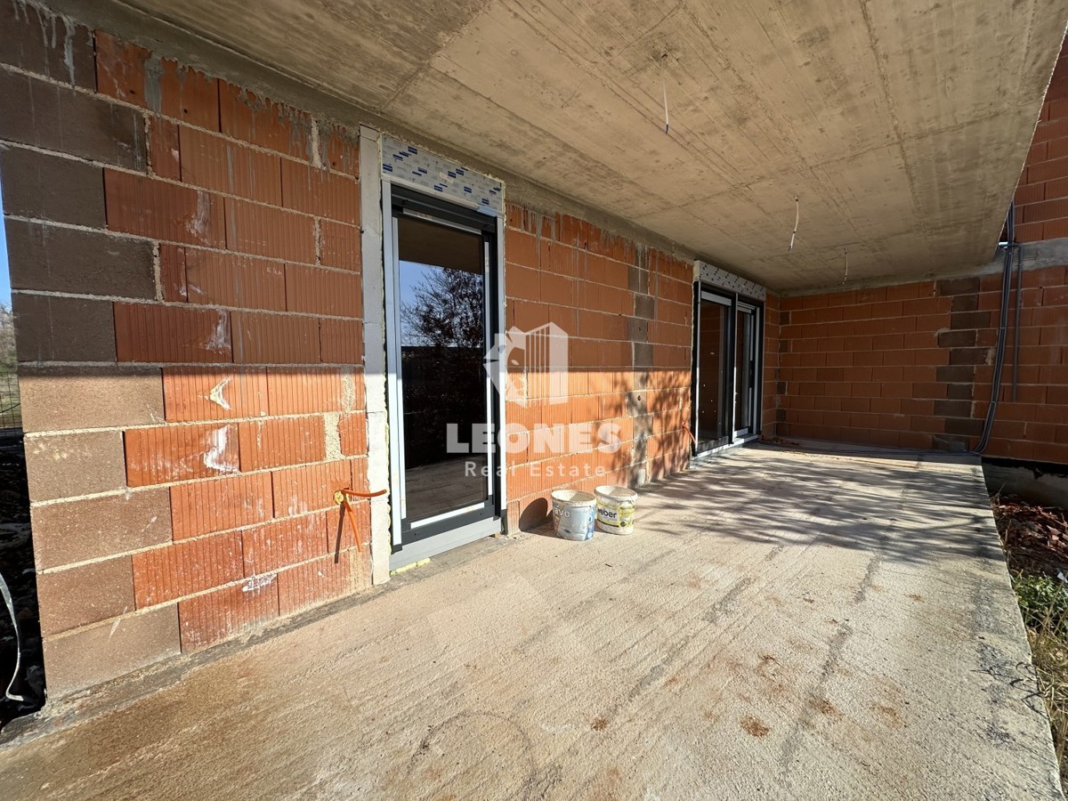 Appartamento di nuova costruzione con cortile e ampia terrazza coperta a Cittanova