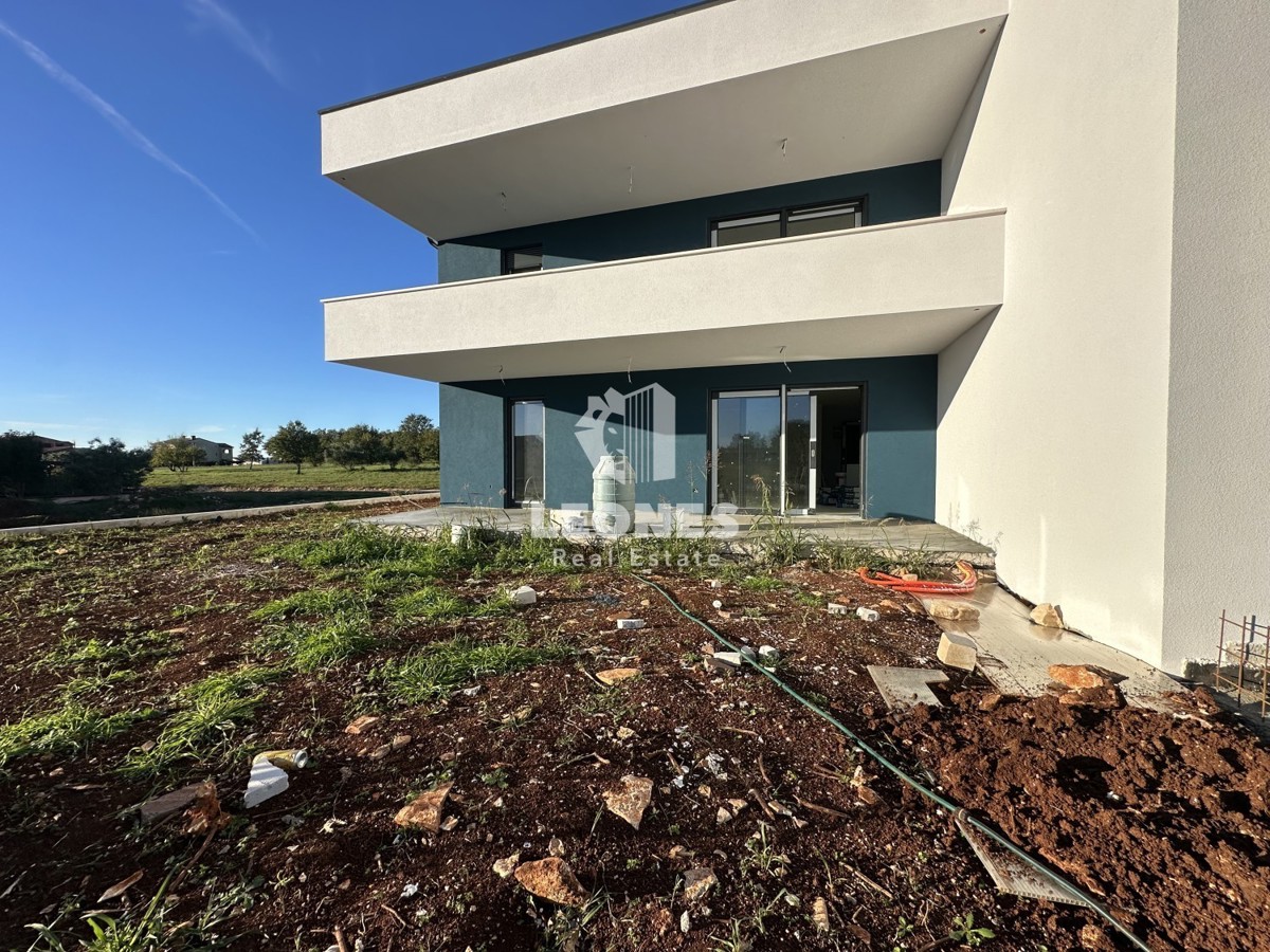 Appartamento di nuova costruzione con cortile e ampia terrazza coperta a Cittanova