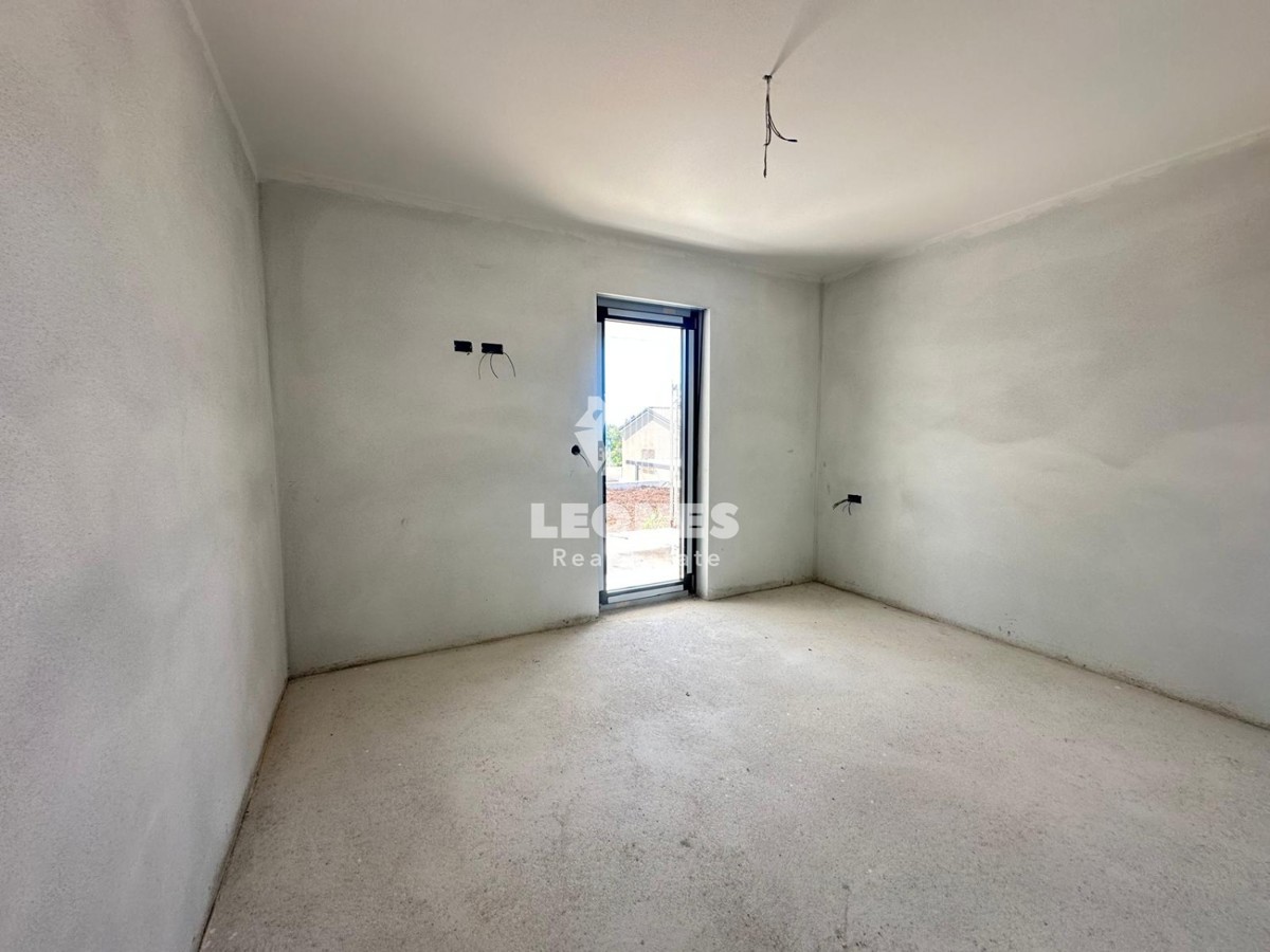 Appartamento di nuova costruzione con cortile e ampia terrazza coperta a Cittanova