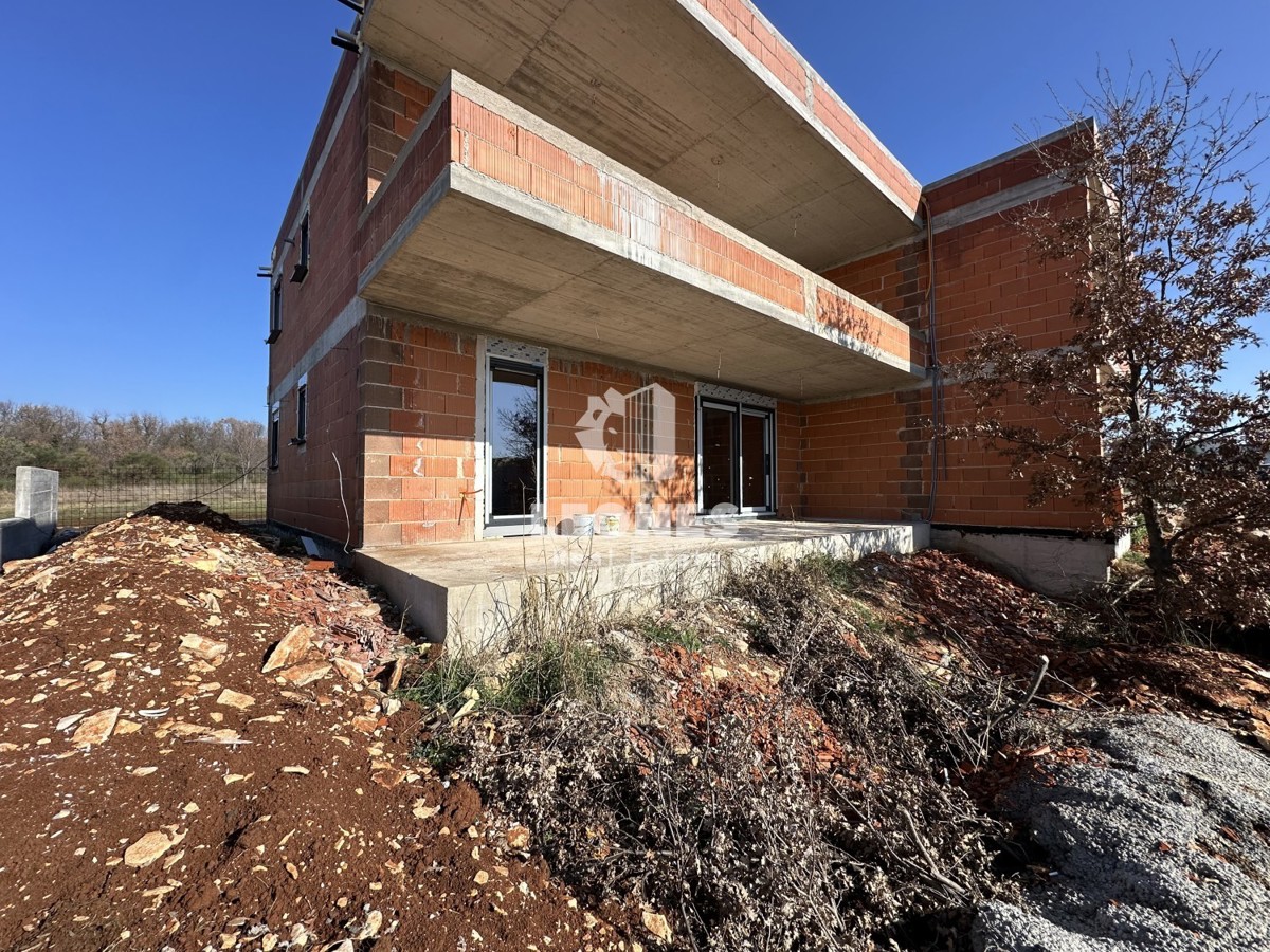 Appartamento di nuova costruzione con cortile e ampia terrazza coperta a Cittanova