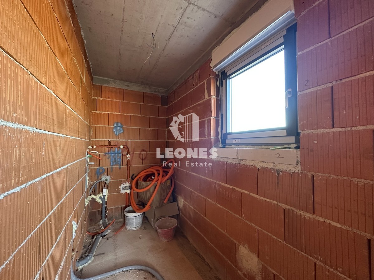 Appartamento di nuova costruzione con cortile e ampia terrazza coperta a Cittanova
