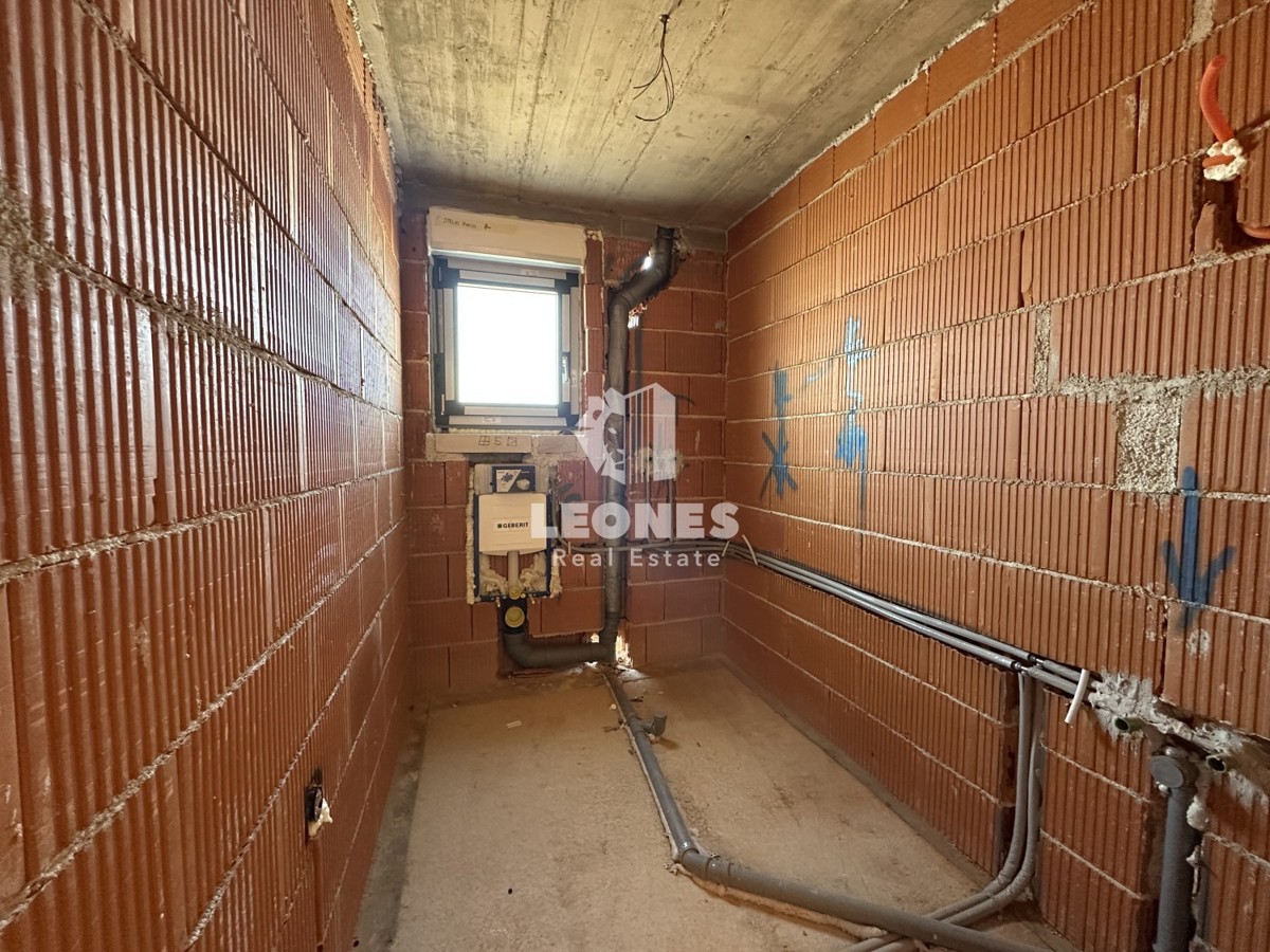 Appartamento di nuova costruzione con cortile e ampia terrazza coperta a Cittanova