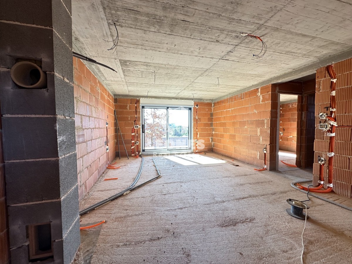 Appartamento di nuova costruzione con cortile e ampia terrazza coperta a Cittanova