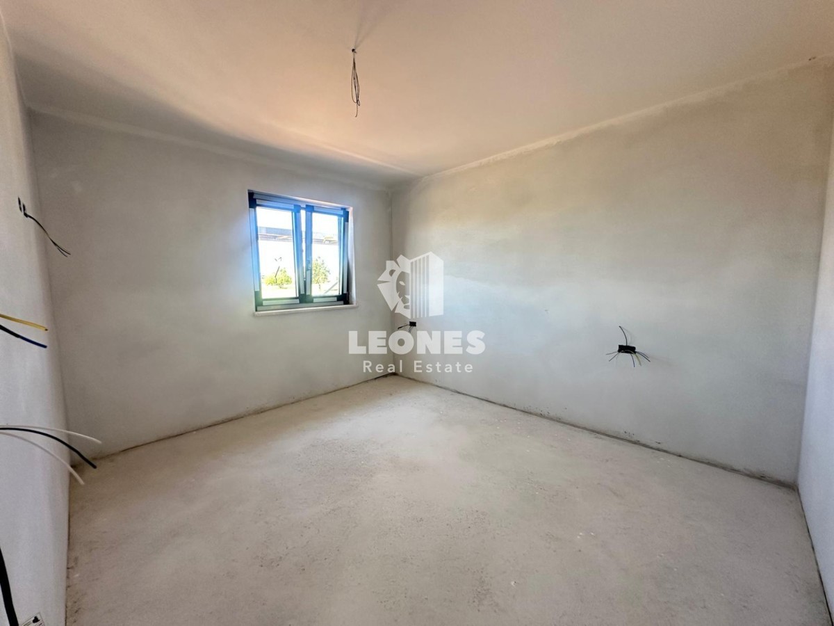 Appartamento di nuova costruzione con cortile e ampia terrazza coperta a Cittanova