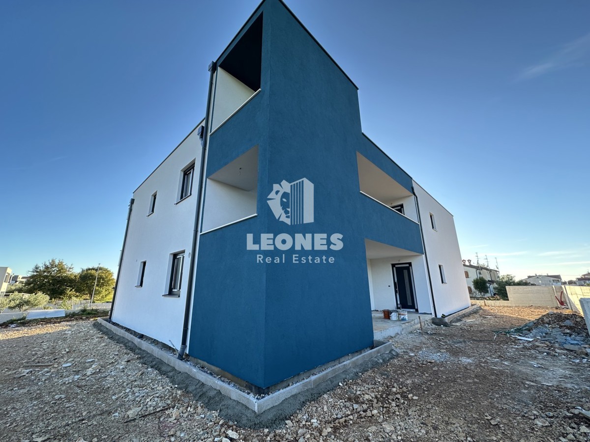 Appartamento di nuova costruzione con cortile e ampia terrazza coperta a Cittanova