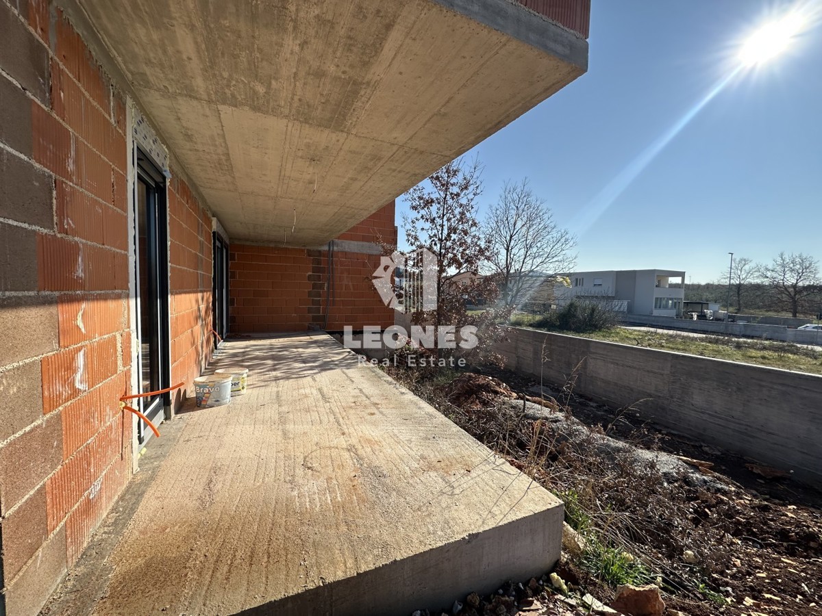 Appartamento di nuova costruzione con cortile e ampia terrazza coperta a Cittanova