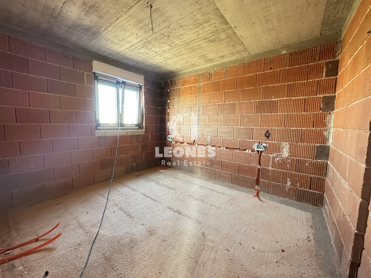 Appartamento di nuova costruzione con cortile e ampia terrazza coperta a Cittanova
