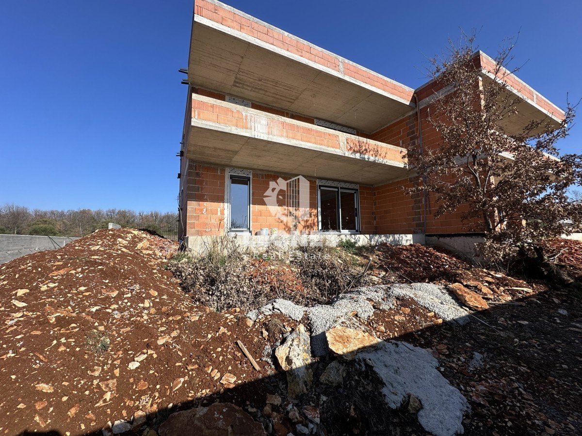 Appartamento di nuova costruzione con cortile e ampia terrazza coperta a Cittanova
