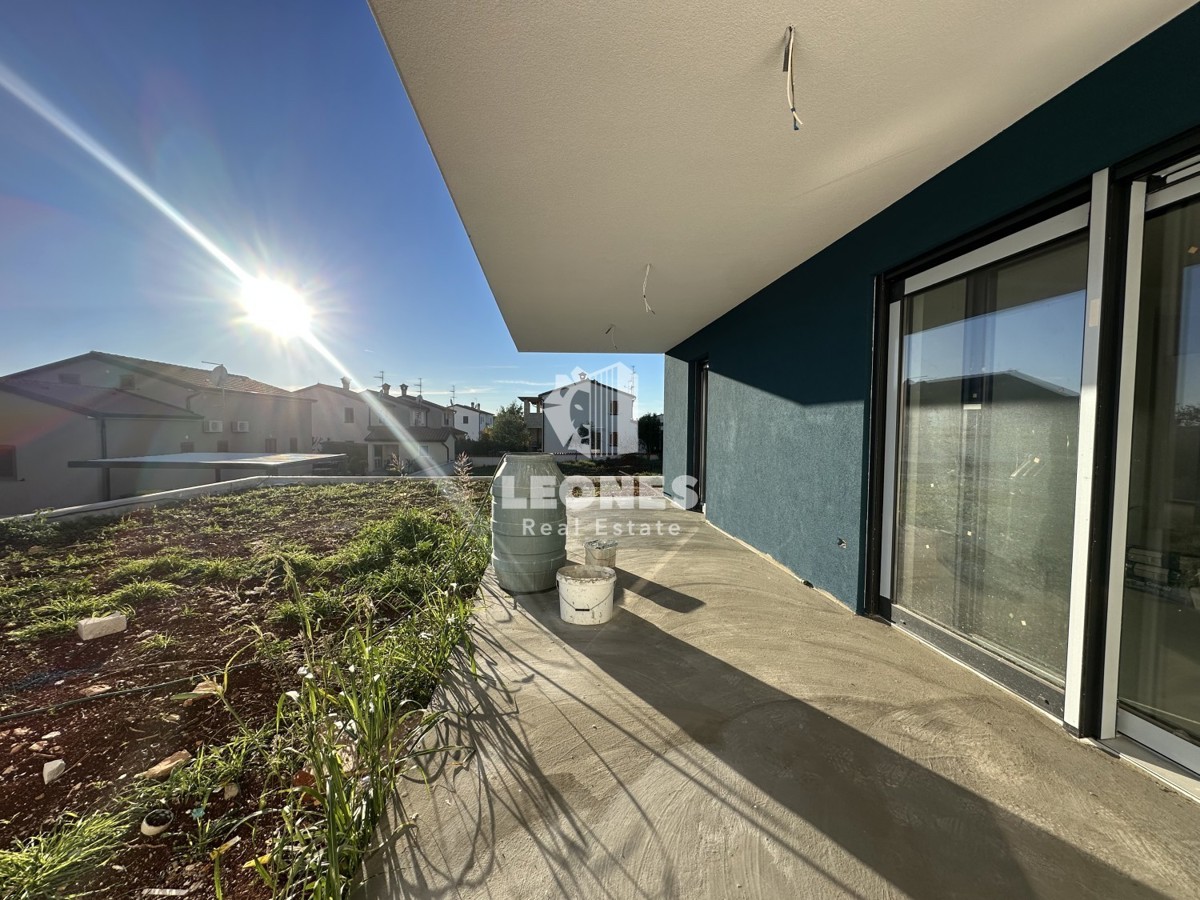 Appartamento di nuova costruzione con cortile e ampia terrazza coperta a Cittanova