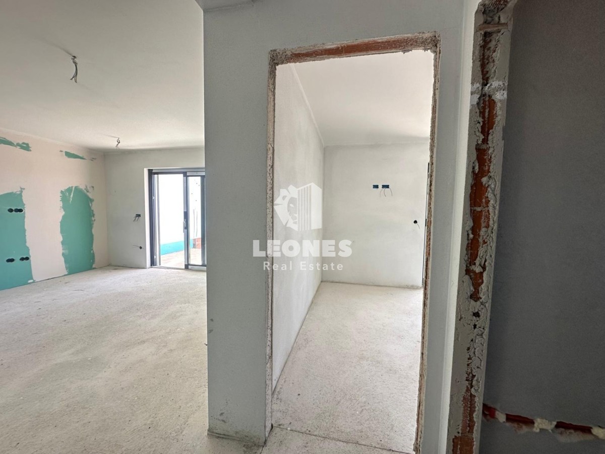 Appartamento di nuova costruzione con cortile e ampia terrazza coperta a Cittanova