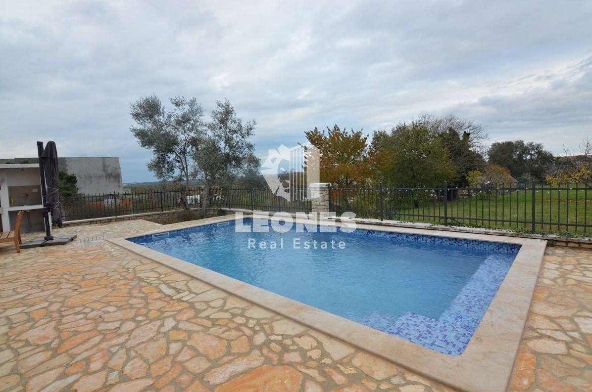 Casa in pietra con vista mare a Tar