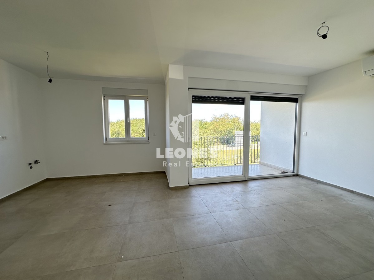 Appartamento al primo piano con vista aperta sul mare nelle vicinanze di Parenzo