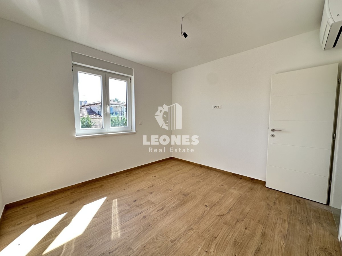 Appartamento al primo piano con vista aperta sul mare nelle vicinanze di Parenzo