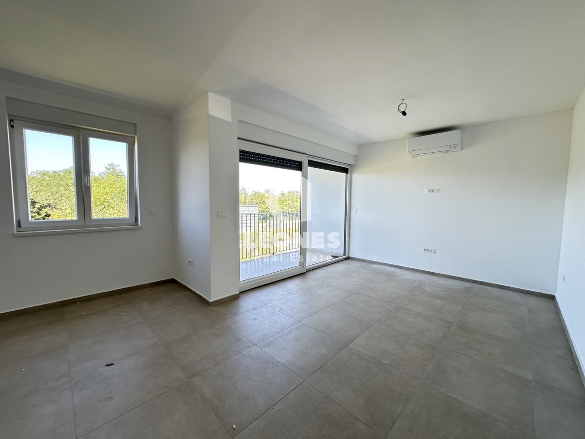 Appartamento al primo piano con vista aperta sul mare nelle vicinanze di Parenzo