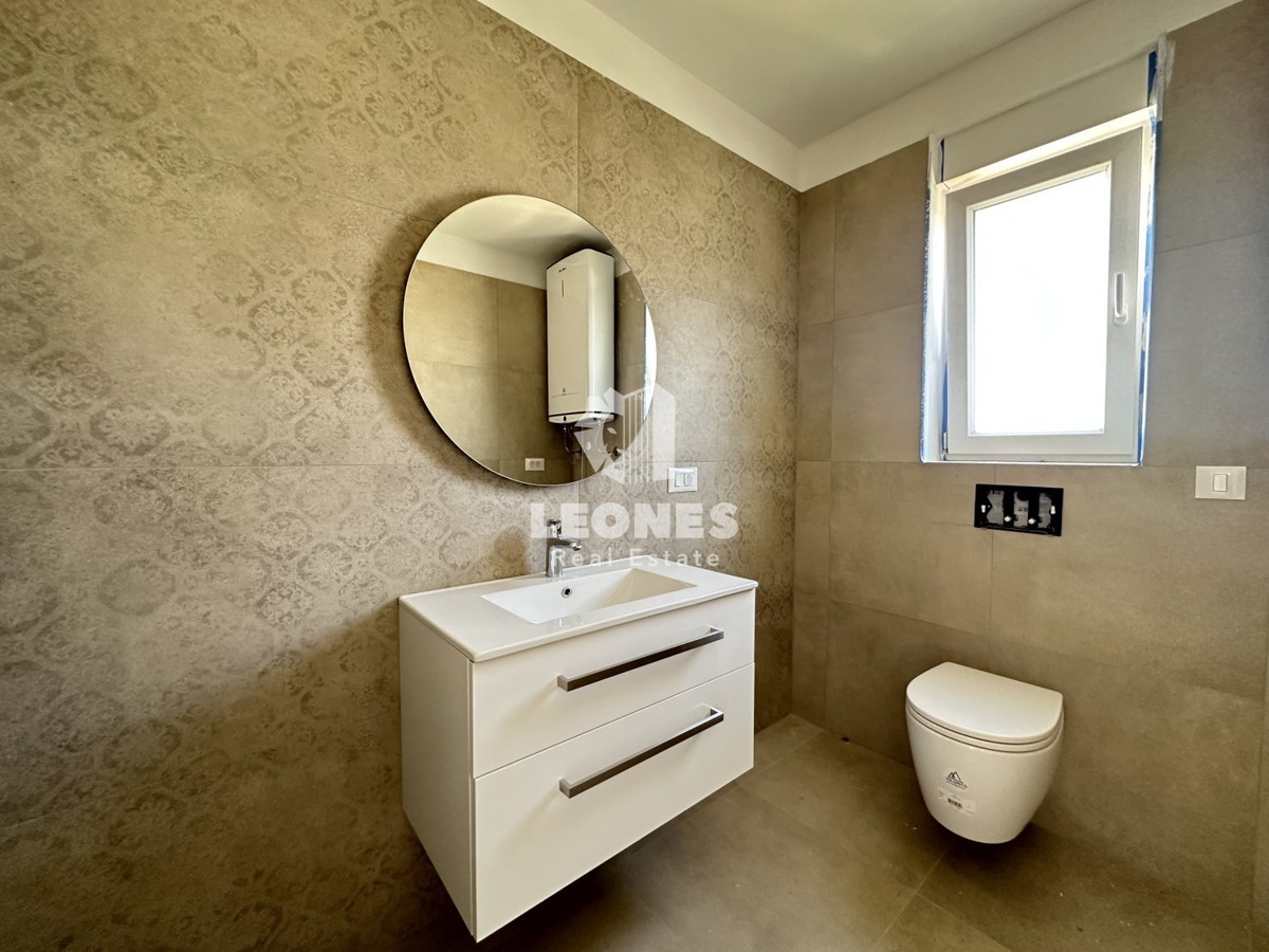 Appartamento al primo piano con vista aperta sul mare nelle vicinanze di Parenzo