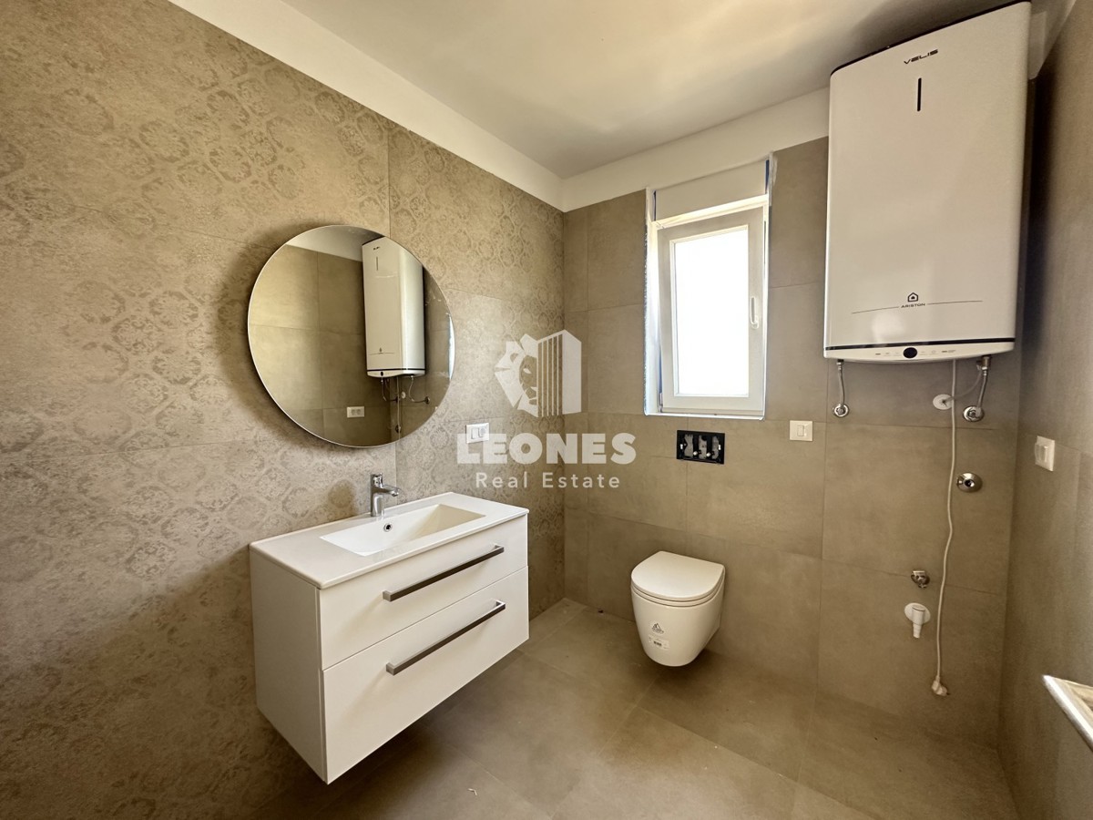 Appartamento al primo piano con vista aperta sul mare nelle vicinanze di Parenzo