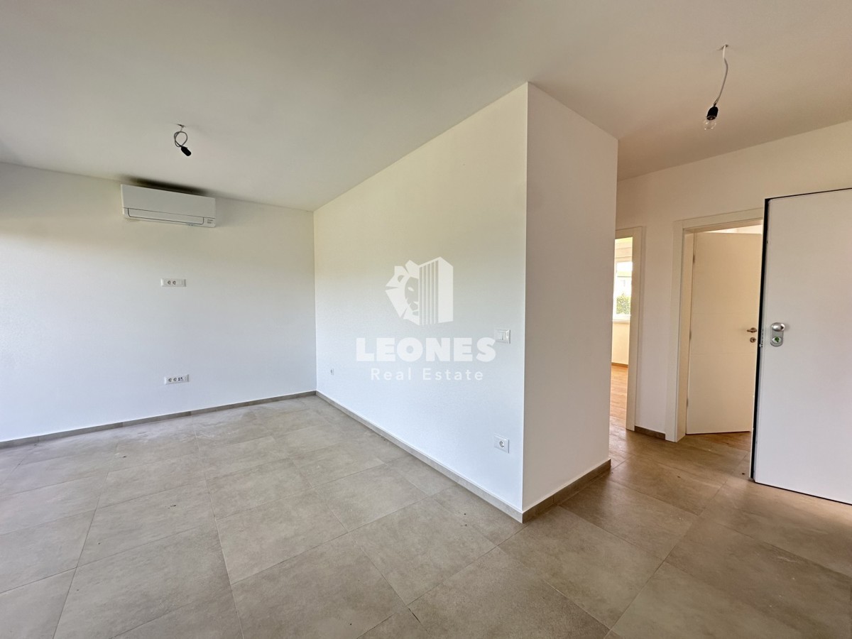 Appartamento al primo piano con vista aperta sul mare nelle vicinanze di Parenzo