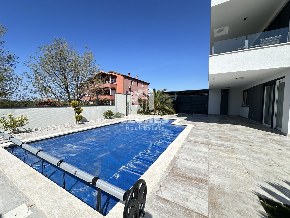 Appartamento con piscina riscaldata in un'ottima posizione a Novigrad
