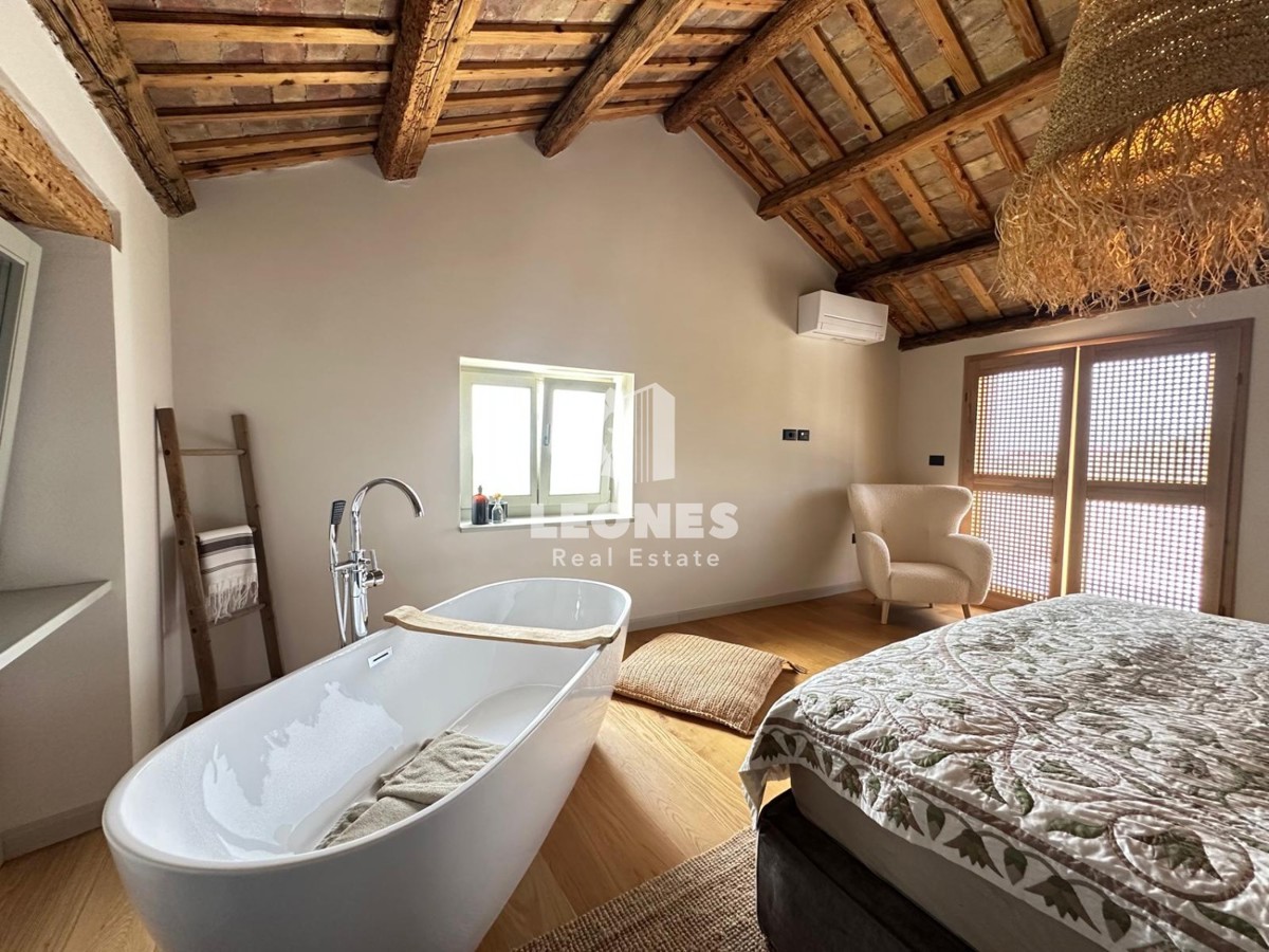 Una casa rustica unica con una splendida vista sul mare a Buie