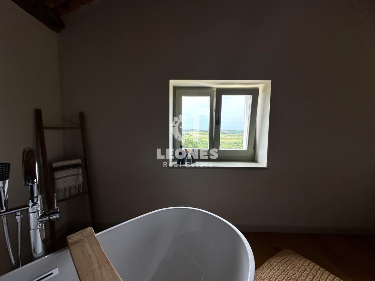 Una casa rustica unica con una splendida vista sul mare a Buie