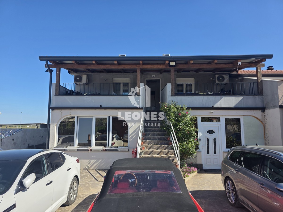 Casa con tre unità abitative vicino a Umag