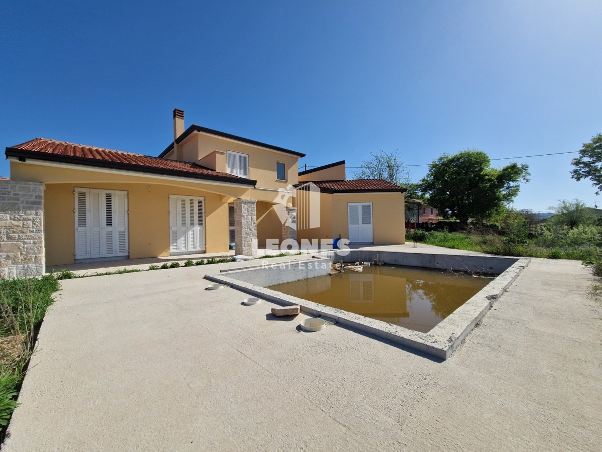 Casa con piscina vicino a Buie