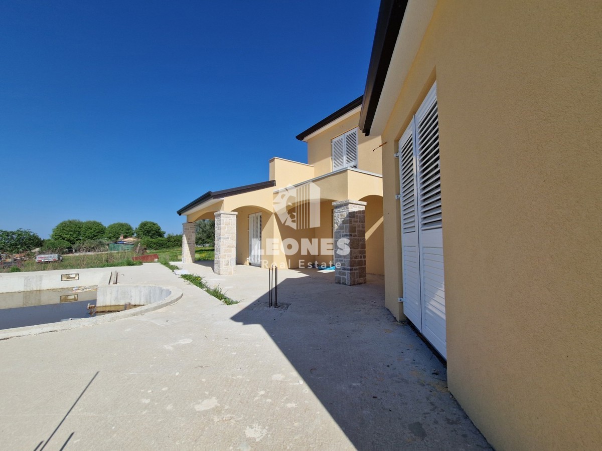Casa con piscina vicino a Buie