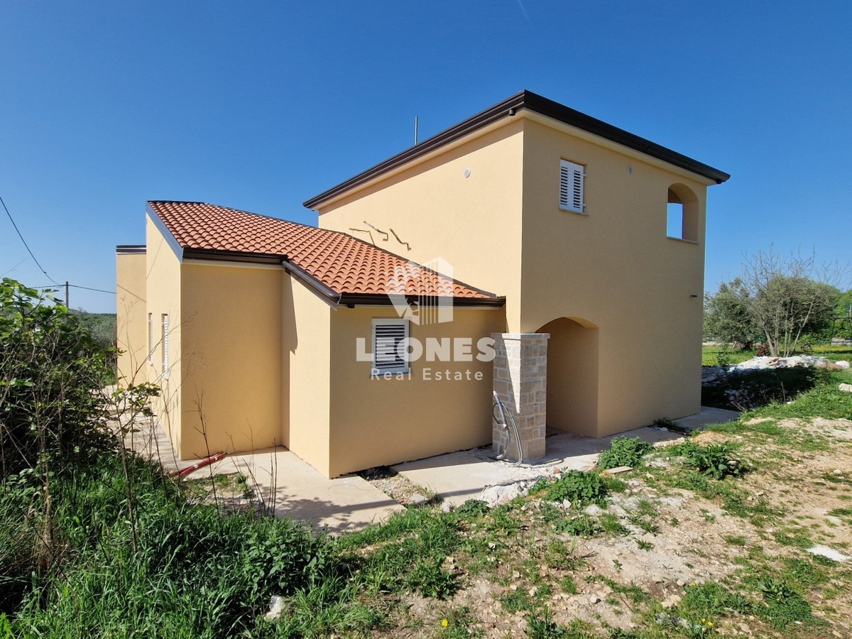 Casa con piscina vicino a Buie