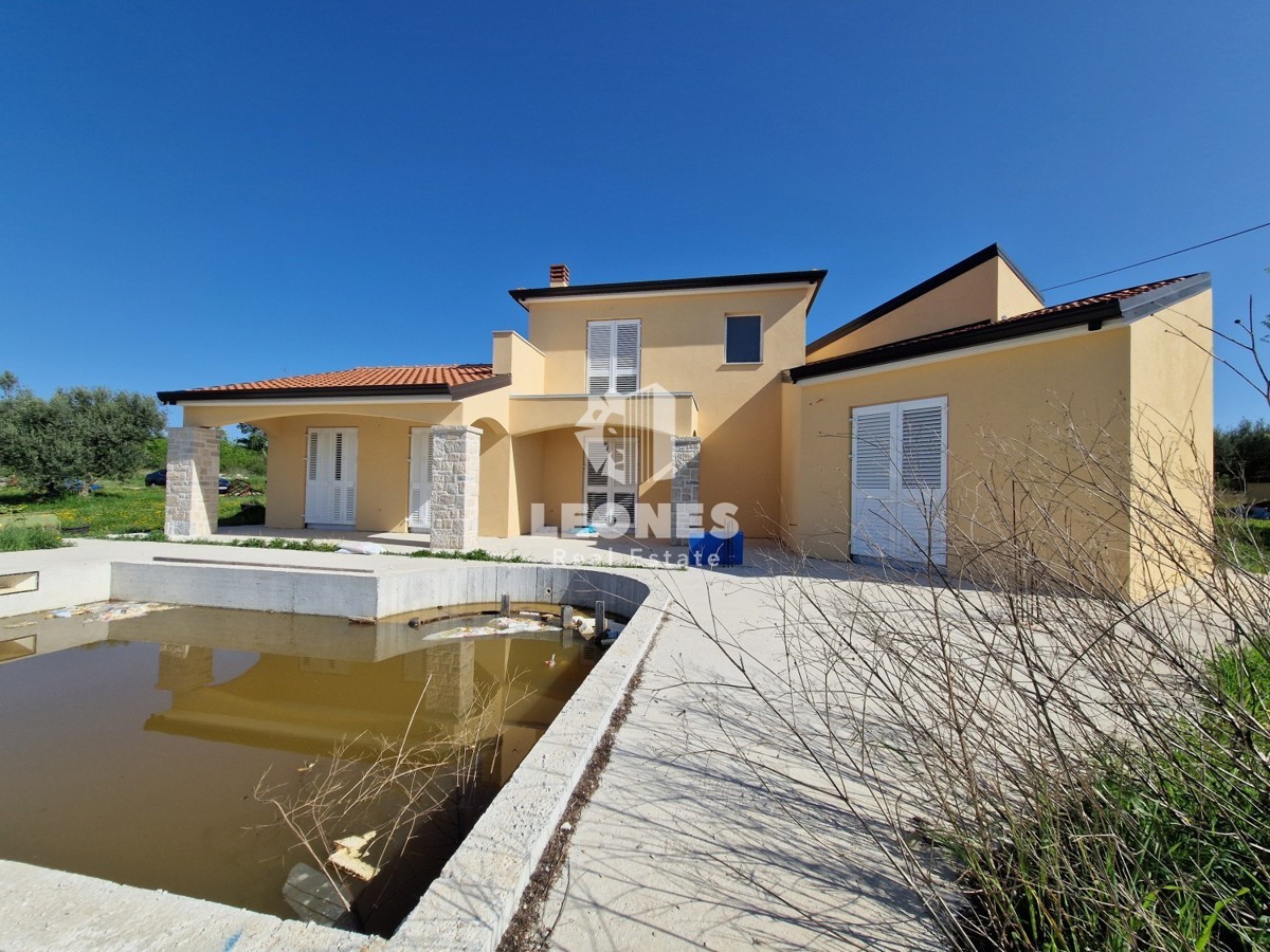 Casa con piscina vicino a Buie
