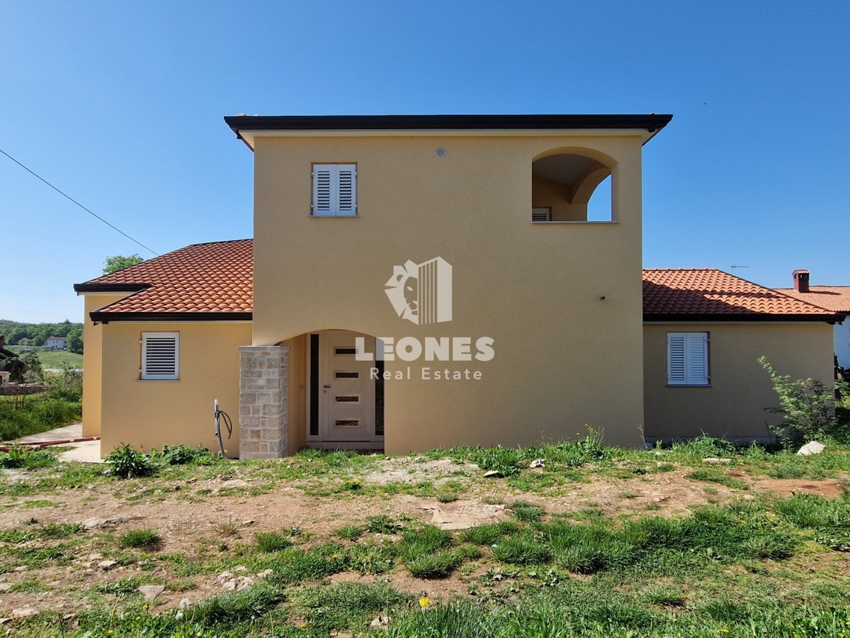 Casa con piscina vicino a Buie