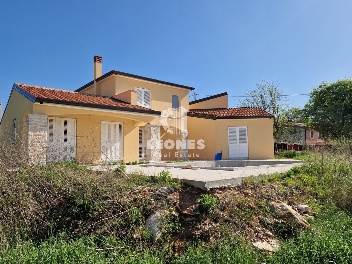 Casa con piscina vicino a Buie