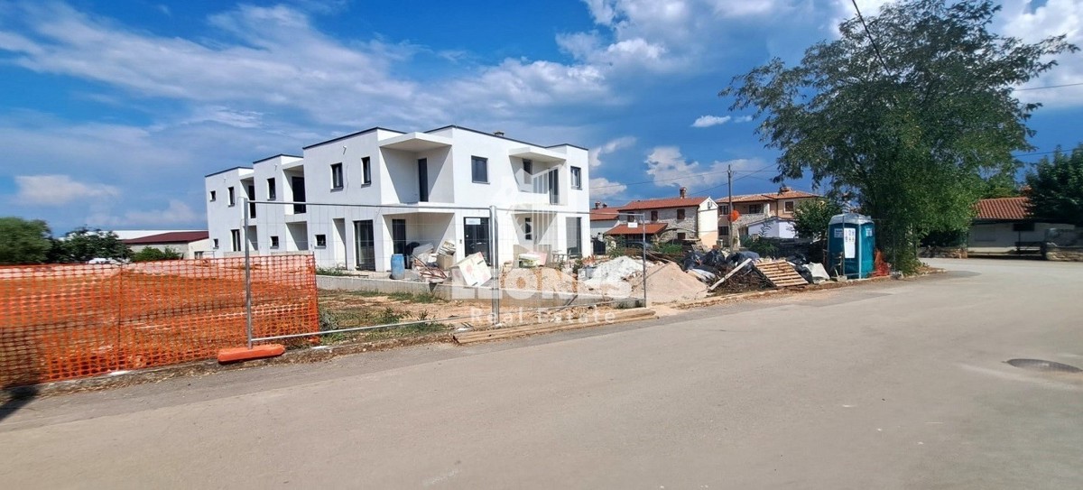 Moderna casa a schiera con piscina a Tar, vicino a Poreč - Parenzo