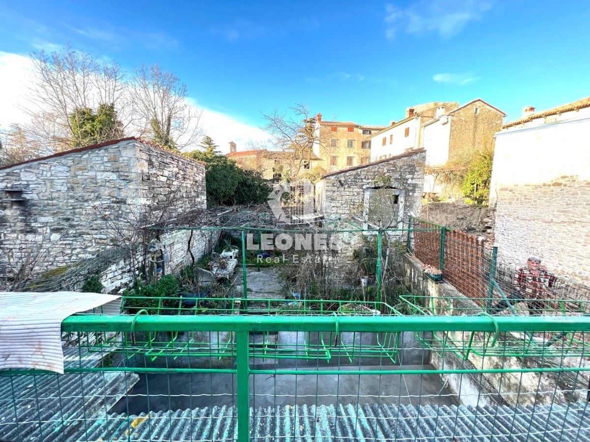 Una casa con cortile nel pieno centro di Buja