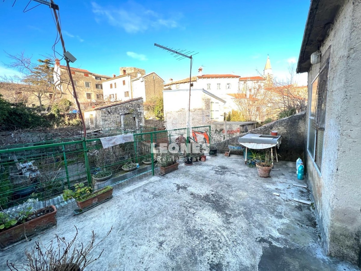 Una casa con cortile nel pieno centro di Buja