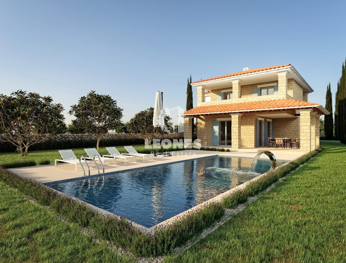 Una bellissima villa in pietra con piscina in un ambiente tranquillo a Visinada