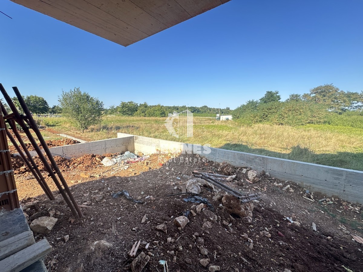 Bellissimo appartamento in una nuova costruzione al piano terra con giardino a Parenzo