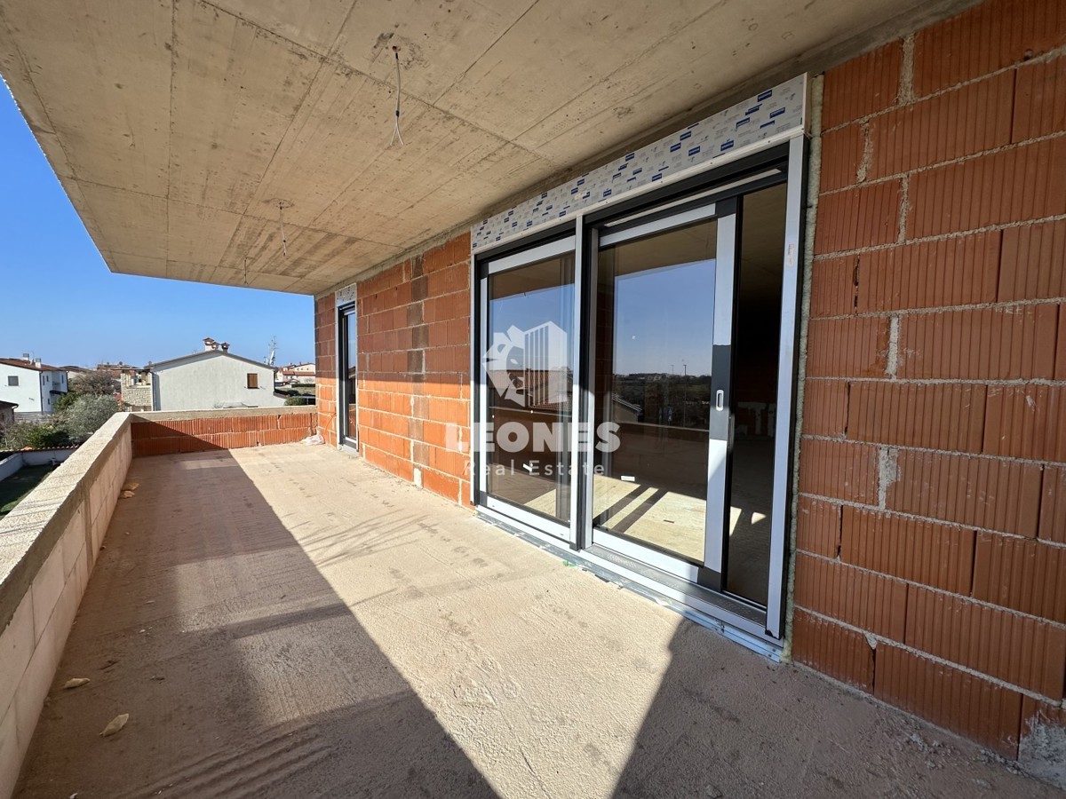 Appartamento al primo piano con vista sul mare e terrazza sul tetto a Cittanova