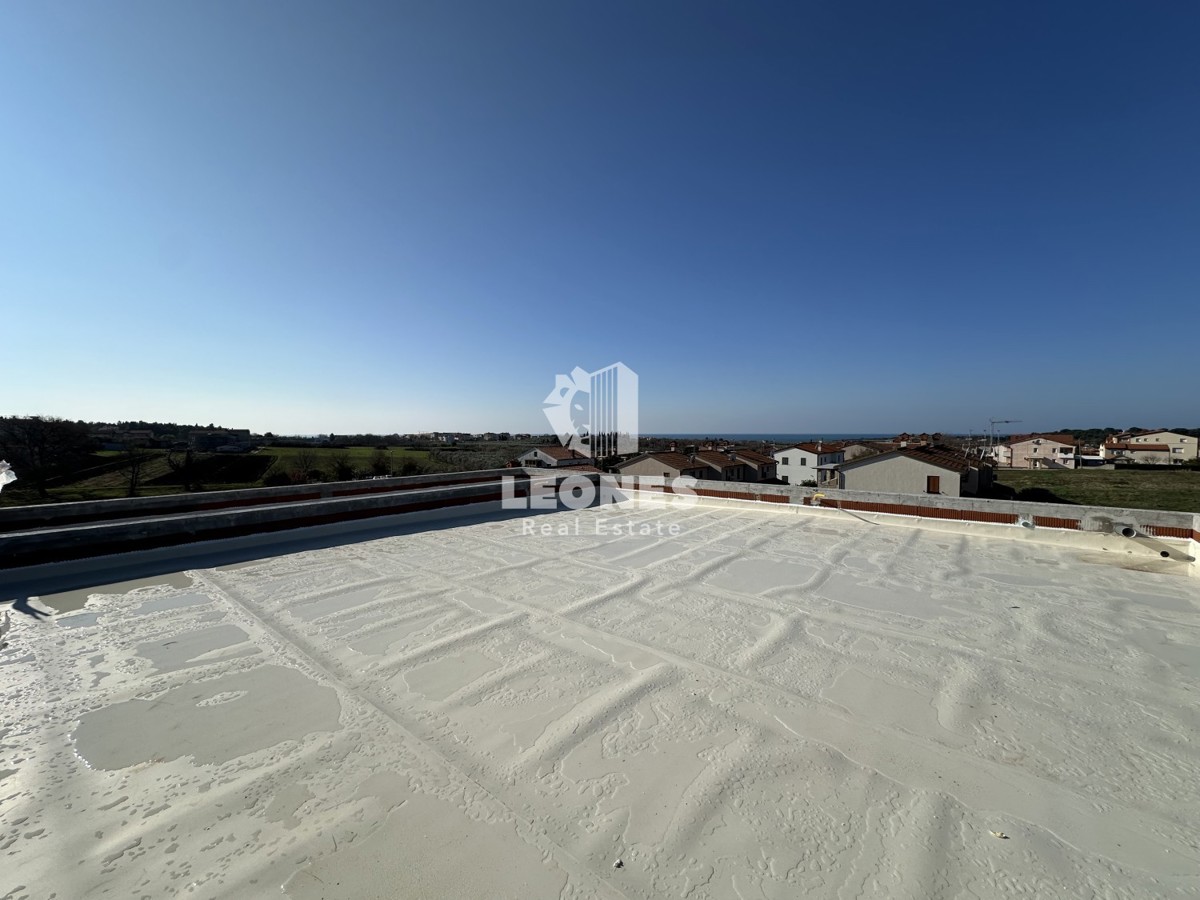 Appartamento al primo piano con vista sul mare e terrazza sul tetto a Cittanova