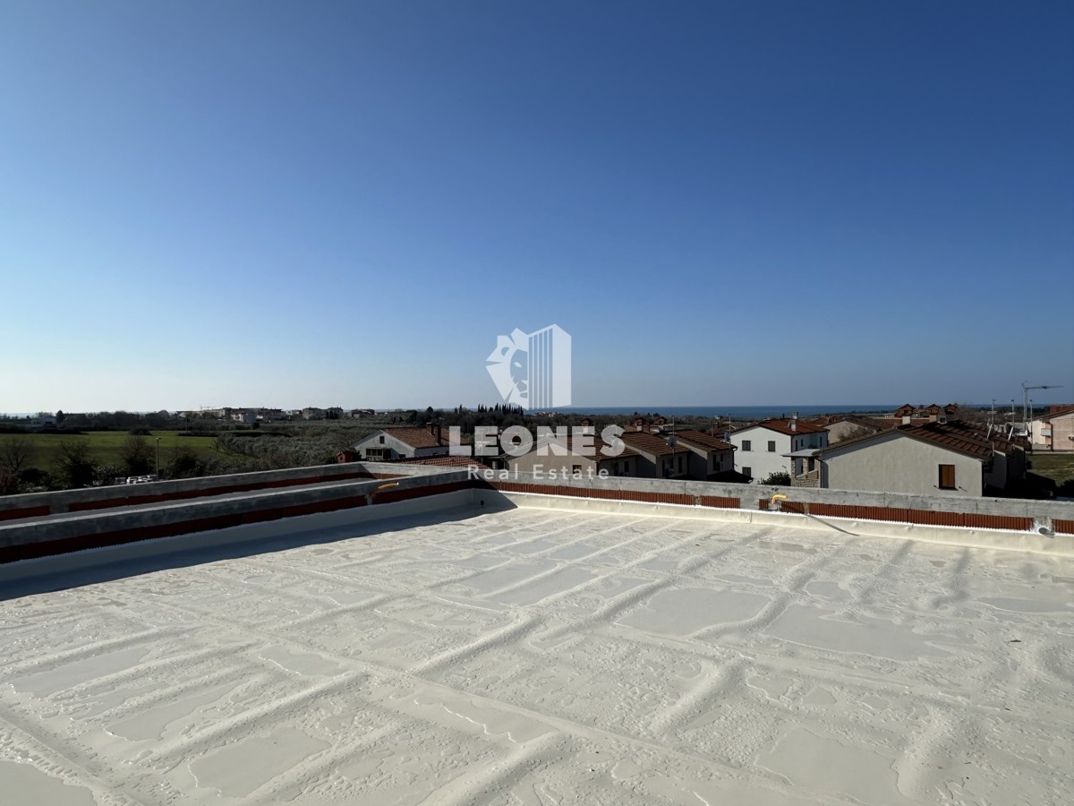 Appartamento al primo piano con vista sul mare e terrazza sul tetto a Cittanova