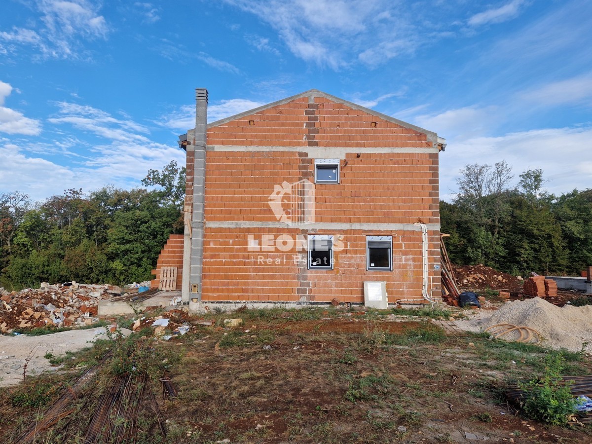 Casa bifamiliare con piscina vicino a Buie, Kaštel