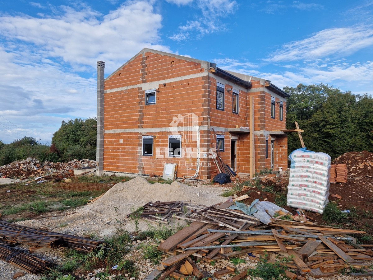 Casa bifamiliare con piscina vicino a Buie, Kaštel