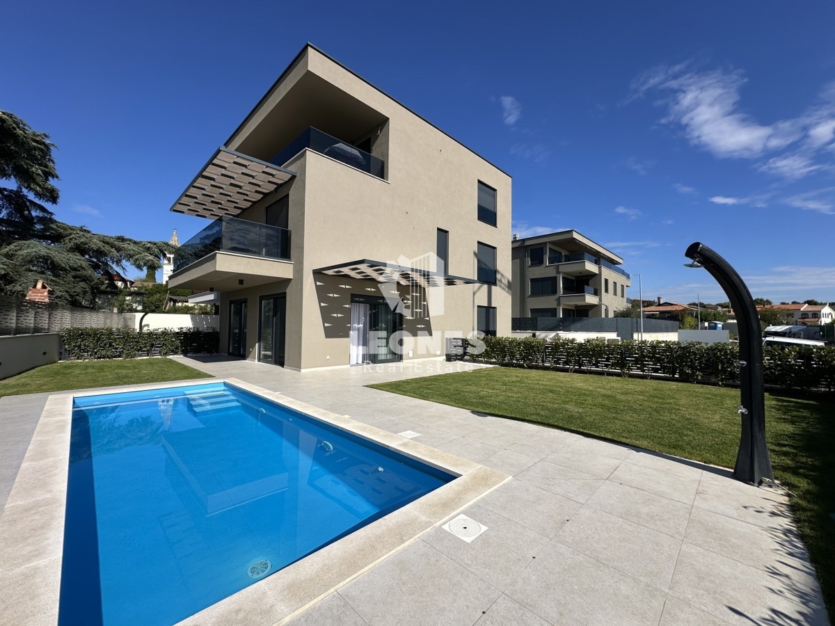 Appartamento di qualità su due piani con vista sul mare e piscina a Torre