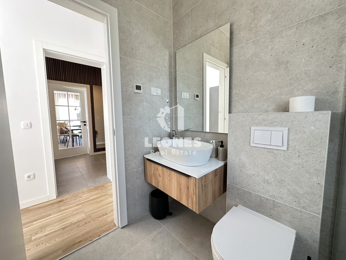 Appartamento di qualità su due piani con vista sul mare e piscina a Torre