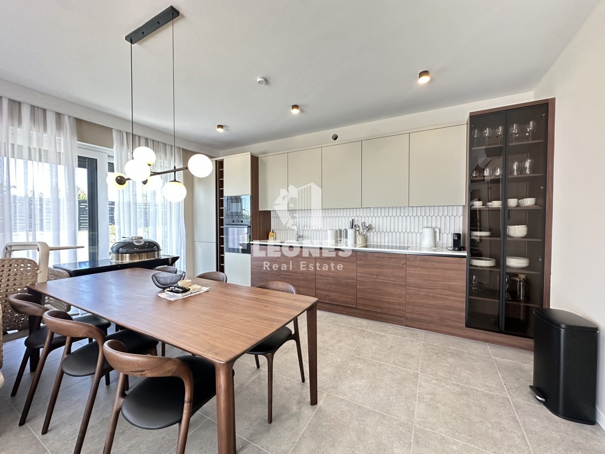 Appartamento di qualità su due piani con vista sul mare e piscina a Torre