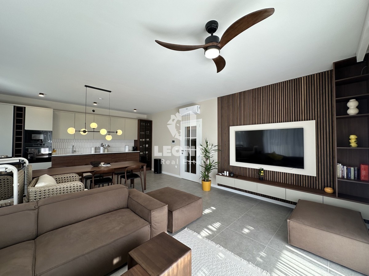 Appartamento di qualità su due piani con vista sul mare e piscina a Torre